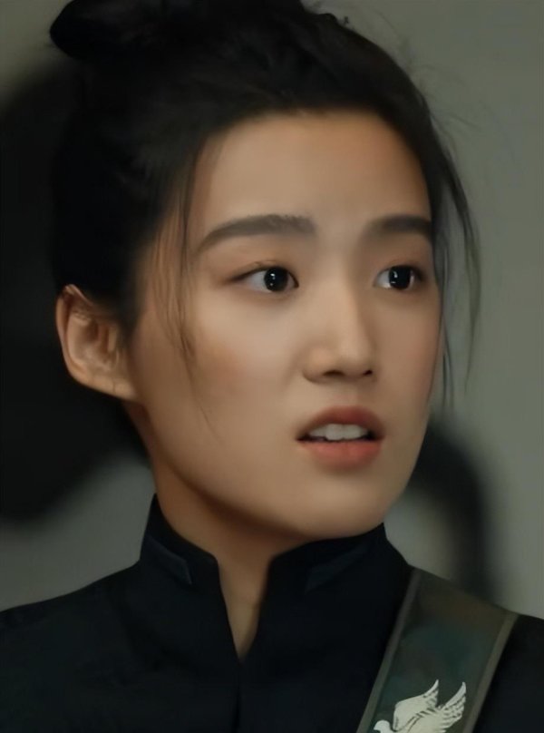 配资门户官方网站首页 卢昱晓新剧发布会暴瘦，手臂细如竹竿，8900元衬衫空荡荡惹人心疼